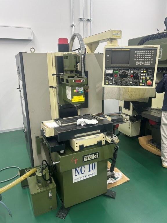 Máy phay MAKINO MHNC-25